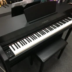 DIGITAL PIANOS/KEYBOARDS Yamaha CLP735B Digital Piano