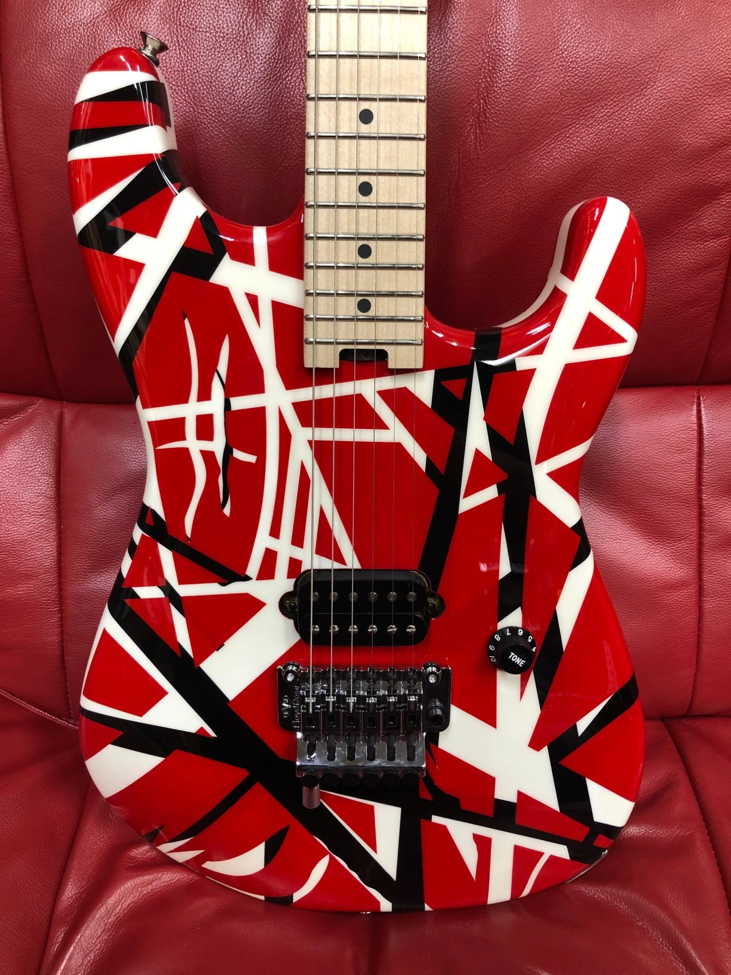 GUITARS EVH Striped Series Red With Black Stripes 7 GUITARS EVH Striped Series Red With Black Stripes