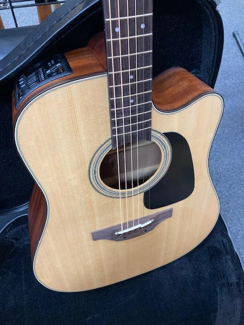 GUITARS Takamine Pro Series 2 Dreadnought AC/EL Guitar With Cutaway Natural Gloss Top With Satin Back & Sides 8 GUITARS Takamine Pro Series 2 Dreadnought AC/EL Guitar With Cutaway Natural Gloss Top With Satin Back & Sides